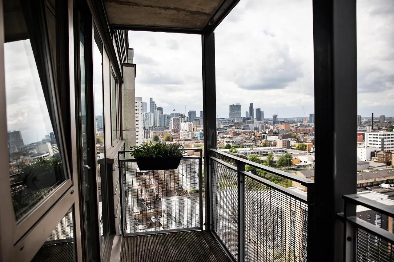 City Apartment - Shadwell - Wrap Around Balcony W Scenic View 런던 영국